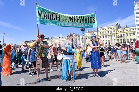 Brighton UK 23. July 2022 - die Parade der Meerjungfrauen geht heute bei heißer Sonne an der Strandpromenade von Brighton entlang. Die jährliche Parade ist eine Feier des Meeres und Geld für die Marine Conservation Society zu sammeln. : Credit Simon Dack / Alamy Live News Stockfoto