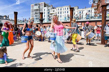 Brighton UK 23. July 2022 - die Parade der Meerjungfrauen geht heute bei heißer Sonne an der Strandpromenade von Brighton entlang. Die jährliche Parade ist eine Feier des Meeres und Geld für die Marine Conservation Society zu sammeln. : Credit Simon Dack / Alamy Live News Stockfoto