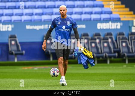 Bolton, Großbritannien. 23.. Juli 2022. Jon Russell #5 von Huddersfield Town während des Pre-Game Warmup in, am 7/23/2022. (Foto von Craig Thomas/News Images/Sipa USA) Quelle: SIPA USA/Alamy Live News Quelle: SIPA USA/Alamy Live News Stockfoto