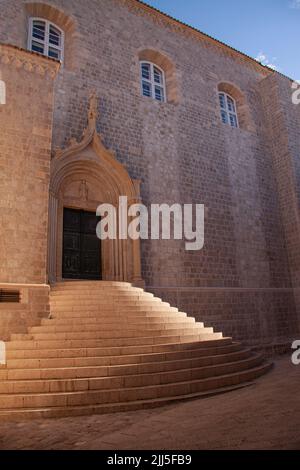 Kreisförmige Stufen am Eingang des dominikanerklosters in der Altstadt von Dubrovnik, Kroatien. Licht- und Schattenfoto. Stockfoto