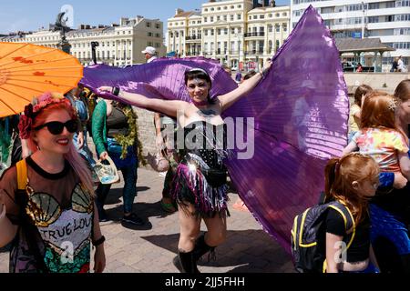 Brighton, Großbritannien. 23.. Juli 2022. Brighton & Hove Seafront, Brighton & Hove Promenade, East Sussex, Großbritannien. Marsch der Mermaids-Prozession, einer Umweltgruppe, die entlang der Brighton & Hove Promenade marschiert, um Geld und Bewusstsein für das maritime Ökosystem zu schaffen. 23. July 2022 Credit: David Smith/Alamy Live News Stockfoto