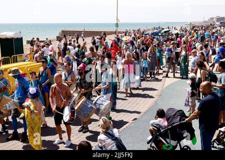 Brighton, Großbritannien. 23.. Juli 2022. Brighton & Hove Seafront, Brighton & Hove Promenade, East Sussex, Großbritannien. Marsch der Mermaids-Prozession, einer Umweltgruppe, die entlang der Brighton & Hove Promenade marschiert, um Geld und Bewusstsein für das maritime Ökosystem zu schaffen. 23. July 2022 Credit: David Smith/Alamy Live News Stockfoto