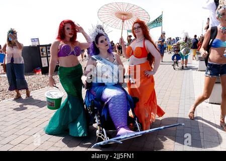 Brighton, Großbritannien. 23.. Juli 2022. Brighton & Hove Seafront, Brighton & Hove Promenade, East Sussex, Großbritannien. Marsch der Mermaids-Prozession, einer Umweltgruppe, die entlang der Brighton & Hove Promenade marschiert, um Geld und Bewusstsein für das maritime Ökosystem zu schaffen. 23. July 2022 Credit: David Smith/Alamy Live News Stockfoto