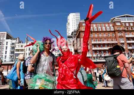 Brighton, Großbritannien. 23.. Juli 2022. Brighton & Hove Seafront, Brighton & Hove Promenade, East Sussex, Großbritannien. Marsch der Mermaids-Prozession, einer Umweltgruppe, die entlang der Brighton & Hove Promenade marschiert, um Geld und Bewusstsein für das maritime Ökosystem zu schaffen. 23. July 2022 Credit: David Smith/Alamy Live News Stockfoto