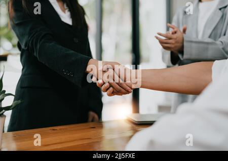 Millennial Geschäftsleute Kollegen schütteln Hände auf Treffen im Büro, verschiedene Unternehmer schlagen viel, multiethnische Teamkollegen Erfolg Stockfoto