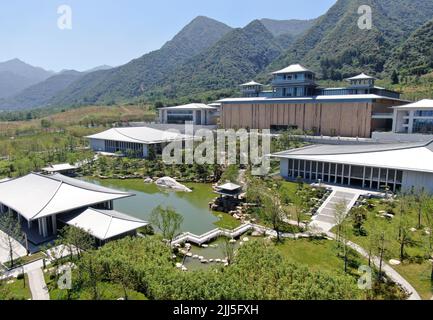 (220723) -- PEKING, 23. Juli 2022 (Xinhua) -- Luftfoto vom 23. Juli 2022 zeigt eine Ansicht des Xi'an-Zweiges des Nationalen Archivs für Publikationen und Kultur in Xi'an, nordwestlich der chinesischen Provinz Shaanxi. China hat am Samstag das Nationale Archiv für Publikationen und Kultur zur Erhaltung bibliologischer Ressourcen eingeweiht. Nach einer dreijährigen Bauzeit umfasst das Projekt Archive in Peking und drei weitere Niederlassungen in Xi'an, Hangzhou und Guangzhou. Sie wird nach ihrer Eröffnung für die Erben und Erhaltung der nationalen bibliologischen Ressourcen zuständig sein. (Xinhua/Li Yib Stockfoto