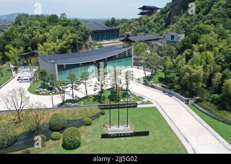 (220723) -- PEKING, 23. Juli 2022 (Xinhua) -- Luftfoto vom 23. Juli 2022 zeigt eine Ansicht des Hangzhou-Zweiges des Nationalen Archivs für Publikationen und Kultur in Hangzhou, der ostchinesischen Provinz Zhejiang. China hat am Samstag das Nationale Archiv für Publikationen und Kultur zur Erhaltung bibliologischer Ressourcen eingeweiht. Nach einer dreijährigen Bauzeit umfasst das Projekt Archive in Peking und drei weitere Niederlassungen in Xi'an, Hangzhou und Guangzhou. Sie wird nach ihrer Eröffnung für die Erben und Erhaltung der nationalen bibliologischen Ressourcen zuständig sein. (Xinhua/Kong Stockfoto