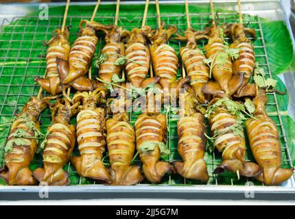 Gegrillte Tintenfische Spieße auf dem Bananenblatt. Stockfoto