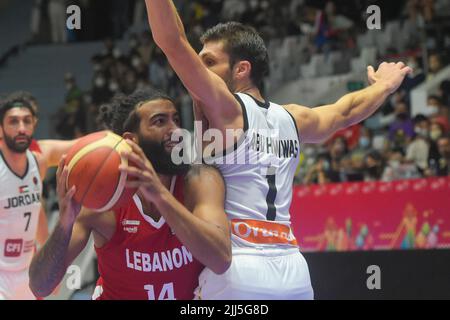 Jakarta, Indonesien. 23.. Juli 2022. Karim Raphael Ezzedine (L) aus dem Libanon bricht beim Halbfinale zwischen Jordanien und dem Libanon beim FIBA Asia Cup 2022 in Jakarta, Indonesien, am 23. Juli 2022 durch. Kredit: Zulkarnain/Xinhua/Alamy Live Nachrichten Stockfoto