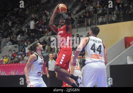 Jakarta, Indonesien. 23.. Juli 2022. Jonathan Arledge (Spitze) aus dem Libanon schießt während des Halbfinalmatches zwischen Jordanien und dem Libanon beim FIBA Asia Cup 2022 in Jakarta, Indonesien, 23. Juli 2022. Kredit: Zulkarnain/Xinhua/Alamy Live Nachrichten Stockfoto