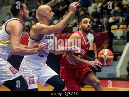 Jakarta, Indonesien. 23.. Juli 2022. Sergio El Darwich (R) aus dem Libanon bricht beim Halbfinale zwischen Jordanien und dem Libanon beim FIBA Asia Cup 2022 in Jakarta, Indonesien, am 23. Juli 2022 durch. Kredit: Zulkarnain/Xinhua/Alamy Live Nachrichten Stockfoto