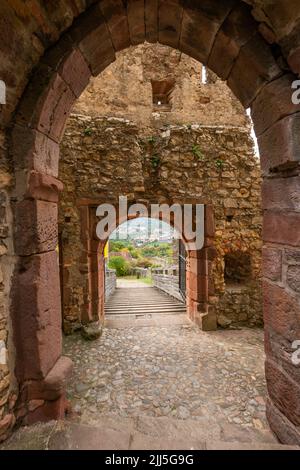 Altes Tor der Burg Roetteln in Loerrach, Deutschland Stockfoto