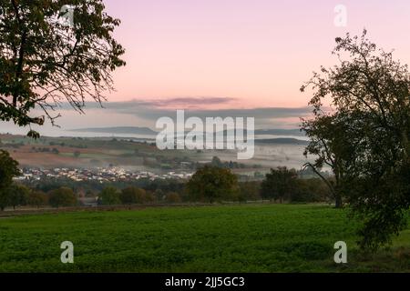Sonnenaufgang über sanften Hügeln und Weiden in Süddeutschland Stockfoto