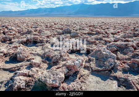 Devil's Golf Course, eine große Salzpfanne auf dem Boden des Death Valley National Park, Kalifornien, USA. Stockfoto
