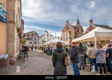 Touristen auf dem Marktplatz im Stadtzentrum in der alten französischen Stadt. Stockfoto