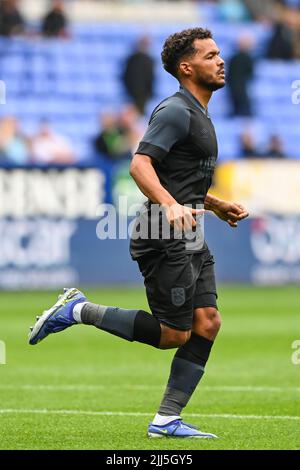 Bolton, Großbritannien. 23.. Juli 2022. Duane Holmes #19 von Huddersfield Town während des Spiels in, am 7/23/2022. (Foto von Craig Thomas/News Images/Sipa USA) Quelle: SIPA USA/Alamy Live News Quelle: SIPA USA/Alamy Live News Stockfoto