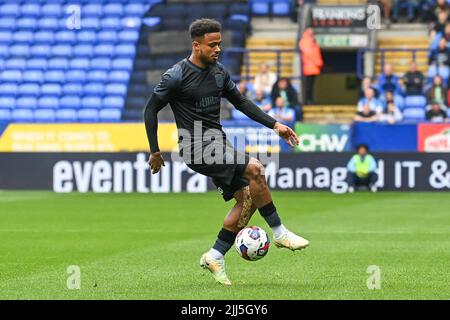 Bolton, Großbritannien. 23.. Juli 2022. Josh Koroma #10 von Huddersfield Town kontrolliert den Ball am 7/23/2022. (Foto von Craig Thomas/News Images/Sipa USA) Quelle: SIPA USA/Alamy Live News Quelle: SIPA USA/Alamy Live News Stockfoto