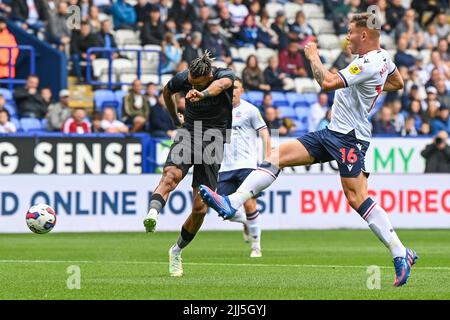 Bolton, Großbritannien. 23.. Juli 2022. Sorba Thomas #7 von Huddersfield Town schießt am 7/23/2022 auf das Tor. (Foto von Craig Thomas/News Images/Sipa USA) Quelle: SIPA USA/Alamy Live News Quelle: SIPA USA/Alamy Live News Stockfoto