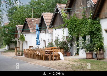 Der Begriff Kellergasse, auch bekannt als Kellertrift, wird hauptsächlich in Österreich verwendet und bezieht sich auf die Gasse, die oft als versunkener Weg gestaltet ist, espe Stockfoto