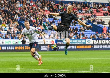 Bolton, Großbritannien. 23.. Juli 2022. Kieran Phillips #17 von Huddersfield Town schießt am 7/23/2022 auf das Tor. (Foto von Craig Thomas/News Images/Sipa USA) Quelle: SIPA USA/Alamy Live News Quelle: SIPA USA/Alamy Live News Stockfoto