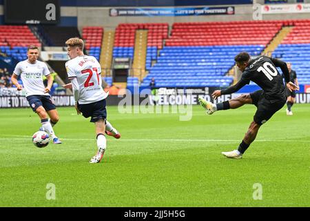 Bolton, Großbritannien. 23.. Juli 2022. Josh Koroma #10 von Huddersfield Town schießt am 7/23/2022 auf das Tor in. (Foto von Craig Thomas/News Images/Sipa USA) Quelle: SIPA USA/Alamy Live News Quelle: SIPA USA/Alamy Live News Stockfoto