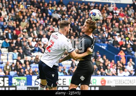 Bolton, Großbritannien. 23.. Juli 2022. Danny ward #25 von Huddersfield Town gewinnt den Header in, am 7/23/2022. (Foto von Craig Thomas/News Images/Sipa USA) Quelle: SIPA USA/Alamy Live News Quelle: SIPA USA/Alamy Live News Stockfoto