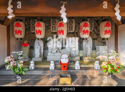 nagasaki, kyushu - dezember 14 2021: Skulpturen im japanischen Kazagashira-Daigongen-Schrein, die buddhistische Gottheiten Jizô, Kannon, Benzaiten oder Fudô-My darstellen Stockfoto