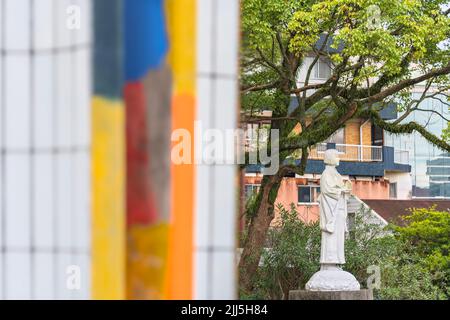 nagasaki, kyushu - 11 2021. dezember: Atombombendenkmal Statue eines "Kindes, das für den Frieden betet" vor den bunten Keramikfliesen von "das Feuer von Stockfoto