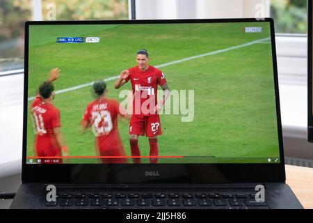 Darwin Nunez feiert seinen 2.-Tore-Sieg des FC Liverpool 5-0 im Vergleich zu RB Leipzig in der Vorsaison vom 21. 2022. Juli auf einem Laptop-Bildschirm Stockfoto