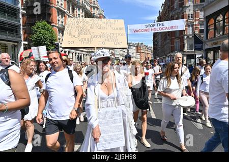 London, Großbritannien. 23.. Juli 2022. Tausende von Covid-Impfstoffopfern marschieren für unsere Kinderversammlung im Buckingham Palace nach Kensington in Richtung Speaker Corner, London, Großbritannien. - 23. Juli 2022. Quelle: Siehe Li/Picture Capital/Alamy Live News Stockfoto