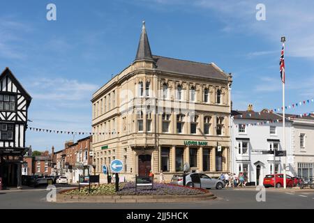 Eine Lloyds Bank, die derzeit nicht für die Schließung in einem denkmalgeschützten Gebäude der Klasse II (2) in der Bridge Street, Stratford-upon-Avon, im Juli 2022 geplant ist. VEREINIGTES KÖNIGREICH Stockfoto