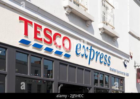 Tesco Express-Logo und -Titel auf einem kleinen Supermarkt in der Bridge Street in Stratford-upon-Avon, England. Konzept - Lebenshaltungskosten Stockfoto