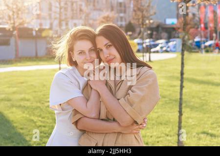 Glückliche Frau mit Freund, der am sonnigen Tag im Park steht Stockfoto