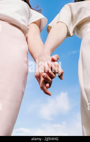 Junge Frau, die die Hand eines Freundes hält Stockfoto