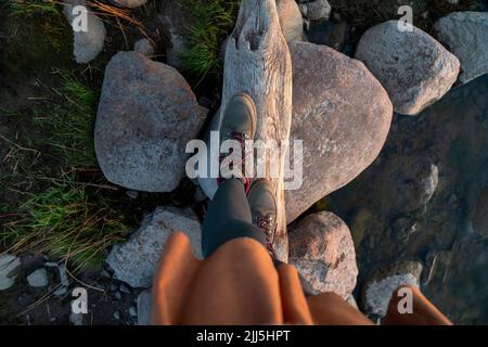 Junge Frau, die auf dem Balken steht Stockfoto