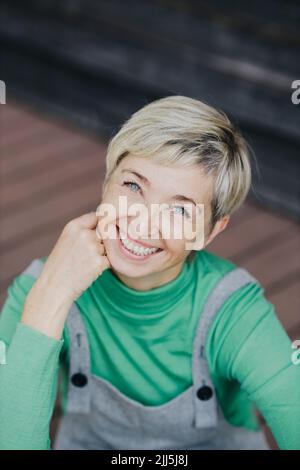 Glückliche Frau mit kurzen blonden Haaren Stockfoto