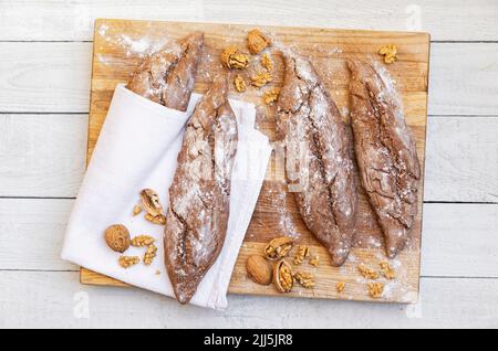 Studio Schuss von Broten von hausgemachtem Vollkornbrot mit Walnüssen Stockfoto