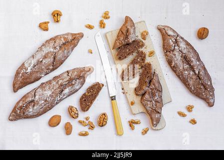 Studio Schuss von Broten von hausgemachtem Vollkornbrot mit Walnüssen Stockfoto