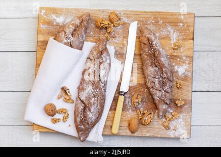 Studio Schuss von Broten von hausgemachtem Vollkornbrot mit Walnüssen Stockfoto