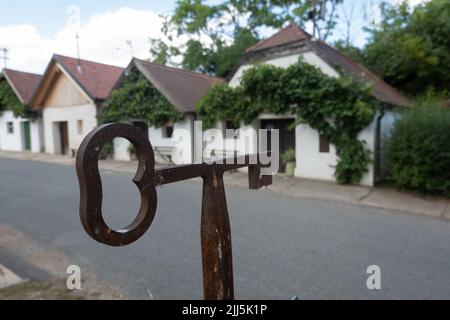 Der Begriff Kellergasse, auch bekannt als Kellertrift, wird hauptsächlich in Österreich verwendet und bezieht sich auf die Gasse, die oft als versunkener Weg gestaltet ist, espe Stockfoto