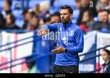 Bolton, Großbritannien. 23.. Juli 2022. Danny Schofield Manager von Huddersfield Town gibt seinem Team Anweisungen am 7/23/2022. (Foto von Craig Thomas/News Images/Sipa USA) Quelle: SIPA USA/Alamy Live News Quelle: SIPA USA/Alamy Live News Stockfoto