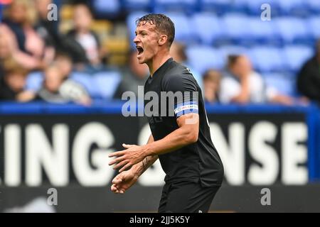 Bolton, Großbritannien. 23.. Juli 2022. Jonathan Hogg #6 von Huddersfield Town gibt seine Teamanweisungen am 7/23/2022. (Foto von Craig Thomas/News Images/Sipa USA) Quelle: SIPA USA/Alamy Live News Quelle: SIPA USA/Alamy Live News Stockfoto