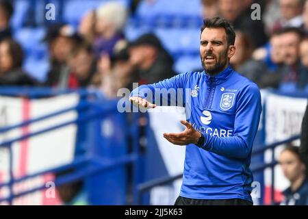 Bolton, Großbritannien. 23.. Juli 2022. Danny Schofield Manager von Huddersfield Town gibt seinem Team Anweisungen am 7/23/2022. (Foto von Craig Thomas/News Images/Sipa USA) Quelle: SIPA USA/Alamy Live News Quelle: SIPA USA/Alamy Live News Stockfoto