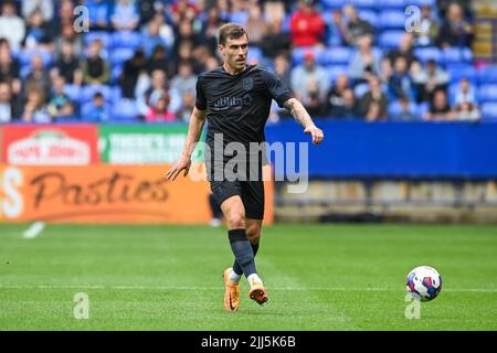 Bolton, Großbritannien. 23.. Juli 2022. Josh Ruffels #14 von Huddersfield Town übergibt den Ball am 7/23/2022. (Foto von Craig Thomas/News Images/Sipa USA) Quelle: SIPA USA/Alamy Live News Quelle: SIPA USA/Alamy Live News Stockfoto