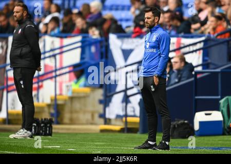 Bolton, Großbritannien. 23.. Juli 2022. Danny Schofield Manager von Huddersfield Town während des Spiels in, am 7/23/2022. (Foto von Craig Thomas/News Images/Sipa USA) Quelle: SIPA USA/Alamy Live News Quelle: SIPA USA/Alamy Live News Stockfoto