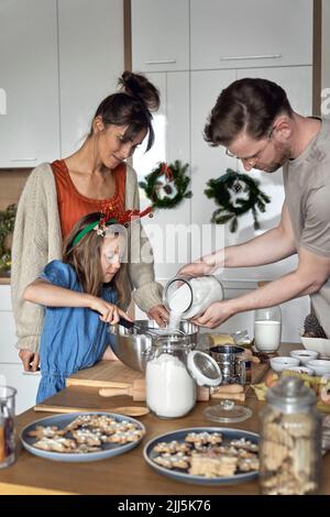 Familie macht Plätzchenteig in der Küche zu Hause Stockfoto