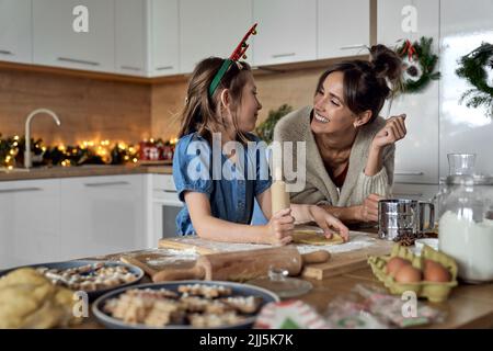 Glückliche Frau und Tochter genießen Backzeit in der Küche Stockfoto