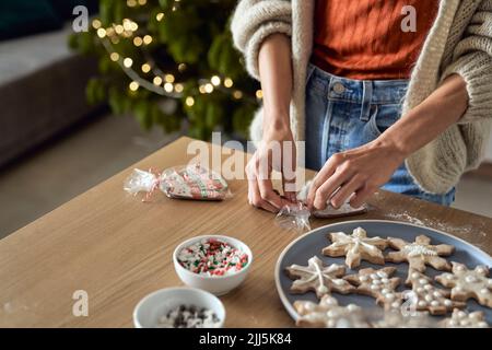 Frau packte Lebkuchenkekse auf den Tisch Stockfoto