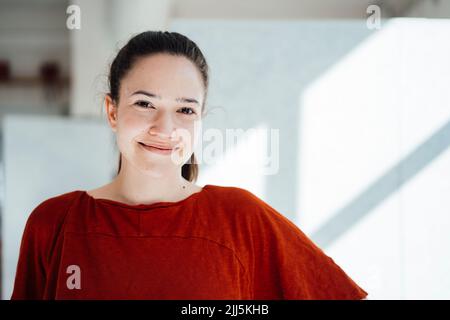 Portrait von lächelnden jungen Frau Stockfoto