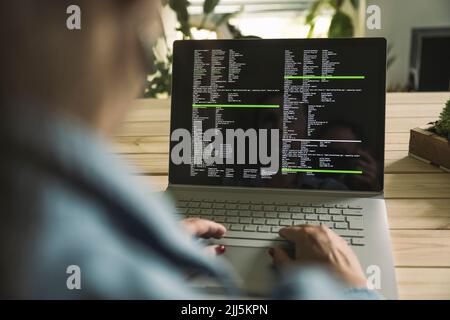 Computerprogrammierer mit Laptop, der im Heimbüro arbeitet Stockfoto